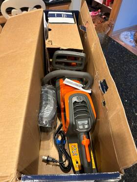 Husqvarna 970547511 225i 40-volt 14-in Cordless Electric Chainsaw With Battery And Charger-new